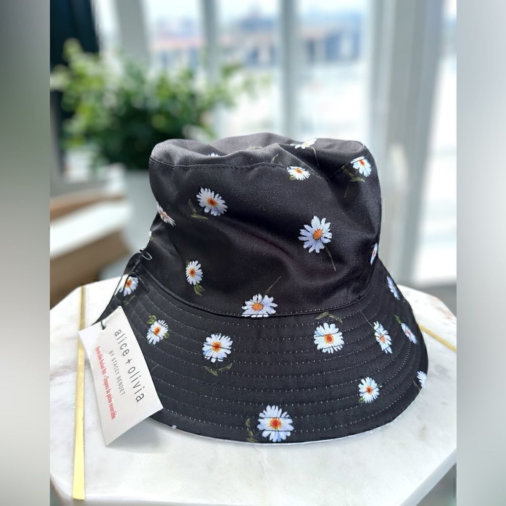 NWT alice + olivia Reversible Bucket Hat - Picture 2 of 9